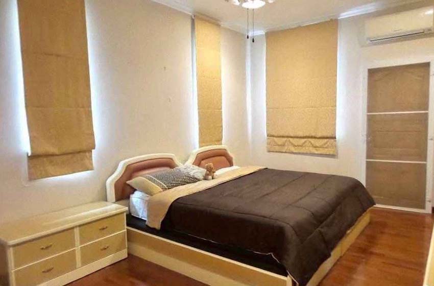 House with Shared Pool in Srinakarin 